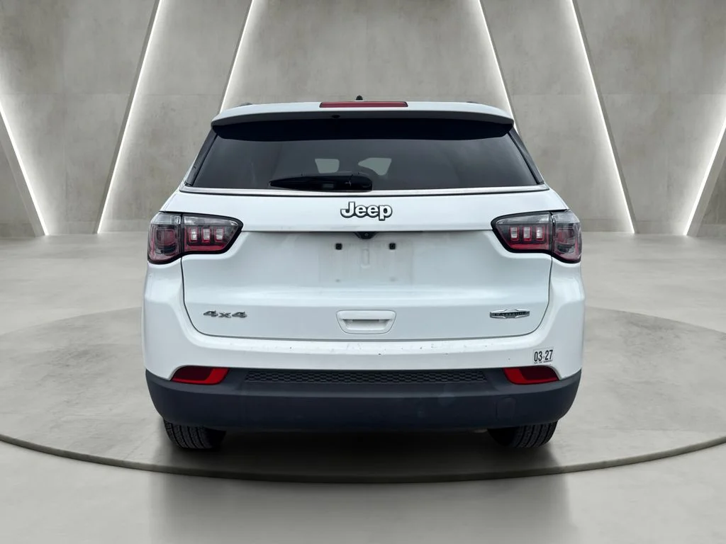 Used 2024 White/off-white Jeep Latitude image 4