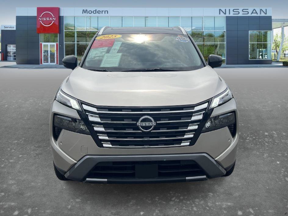 Certified Used 2025 Champagne Silver Metallic/Super Black Nissan SL image 2