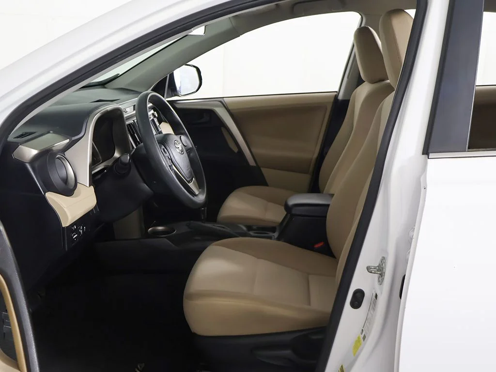 Used 2013 White Toyota LE image 20