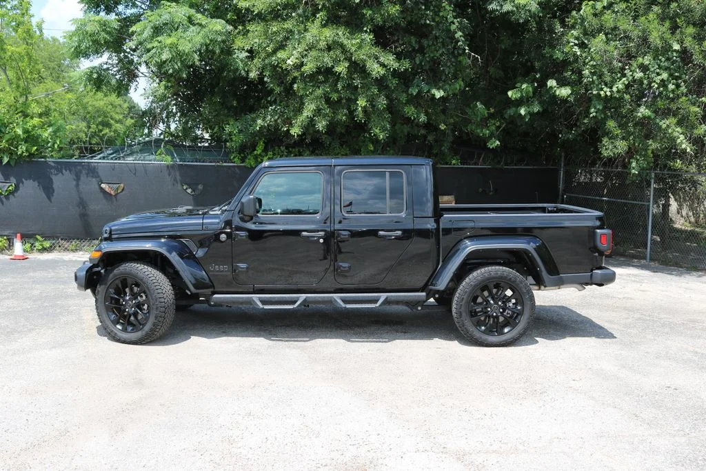 Used 2024  Jeep Sport image 2
