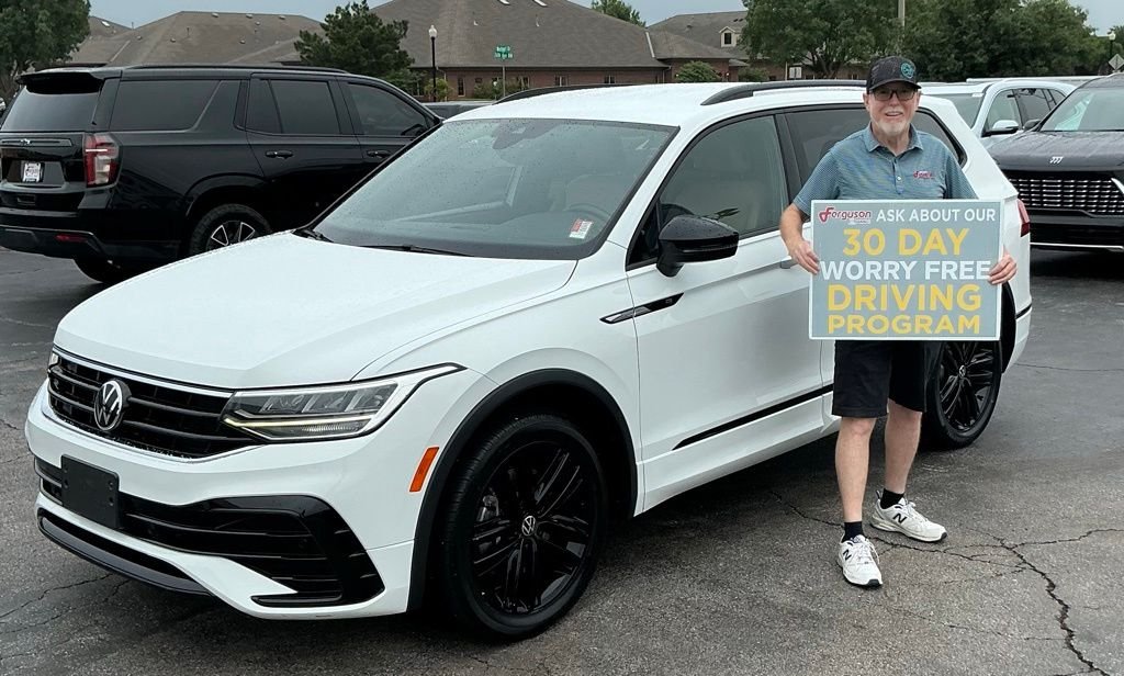 2022 Volkswagen Tiguan 2.0T SE R-Line Black's photo