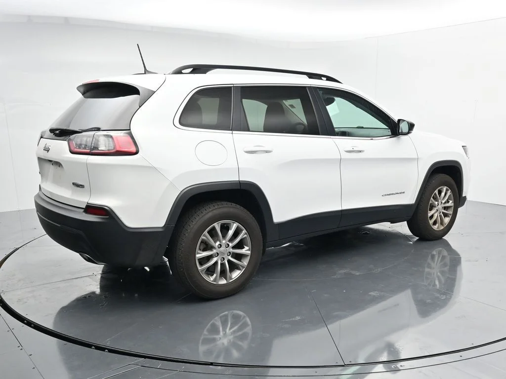 Used 2022 White Jeep Latitude Lux image 7