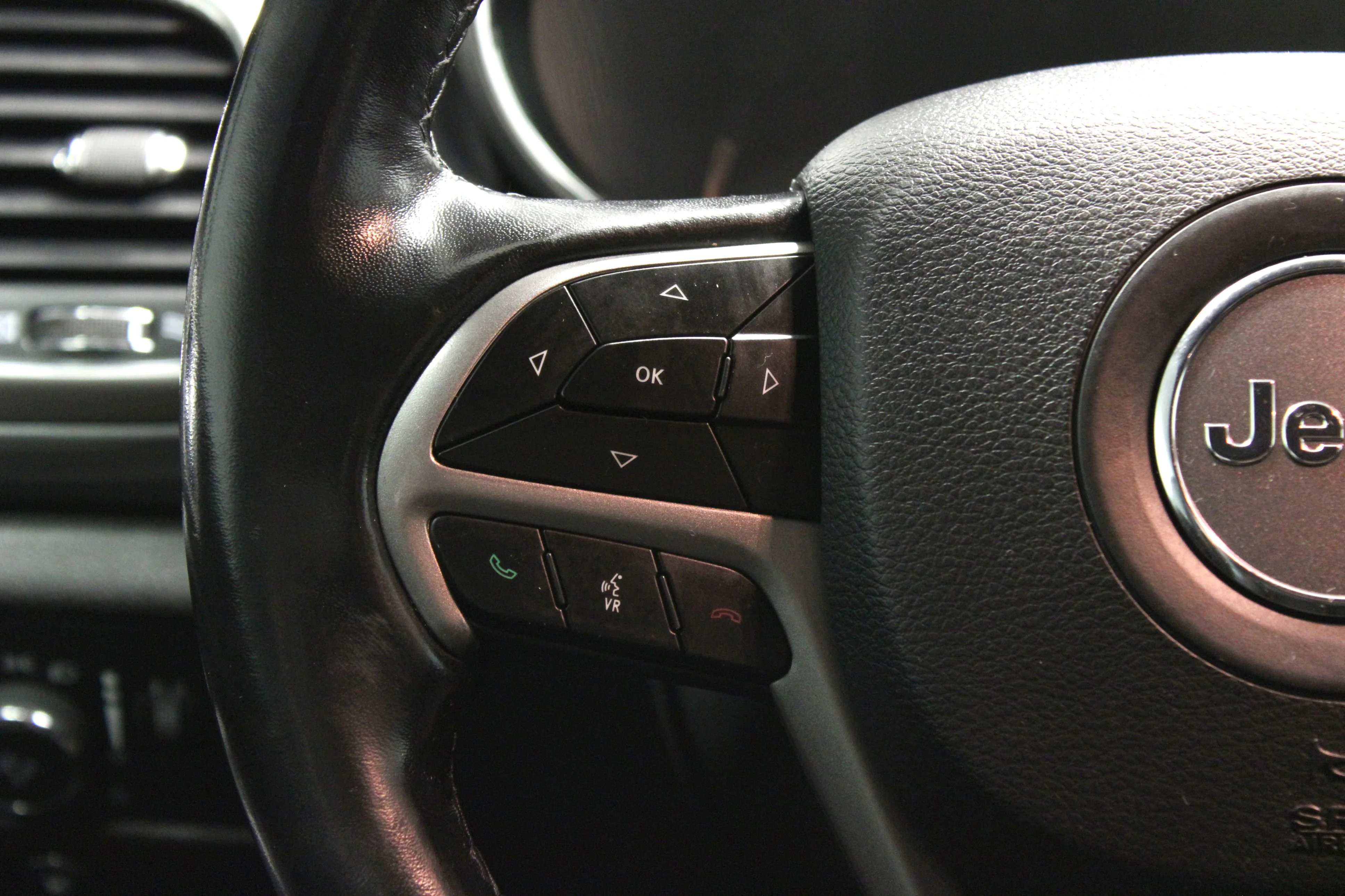 Used 2020 Sting-Gray Clearcoat Jeep Altitude image 23
