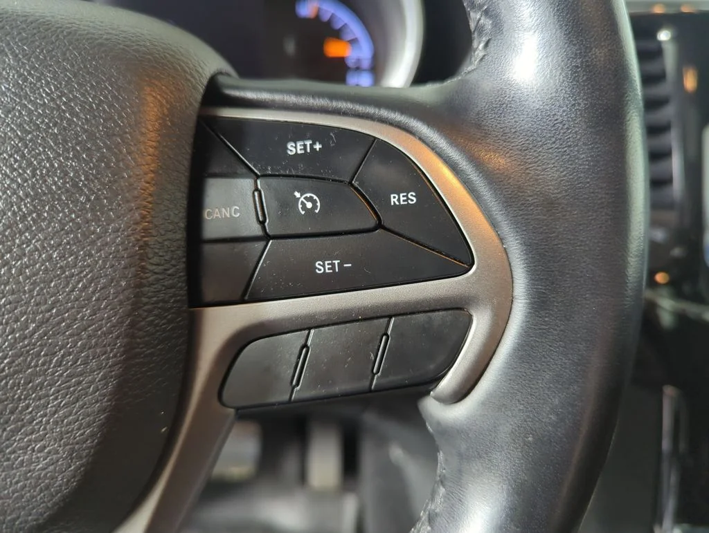 Used 2021 Crystal Metallic Jeep Laredo X image 28