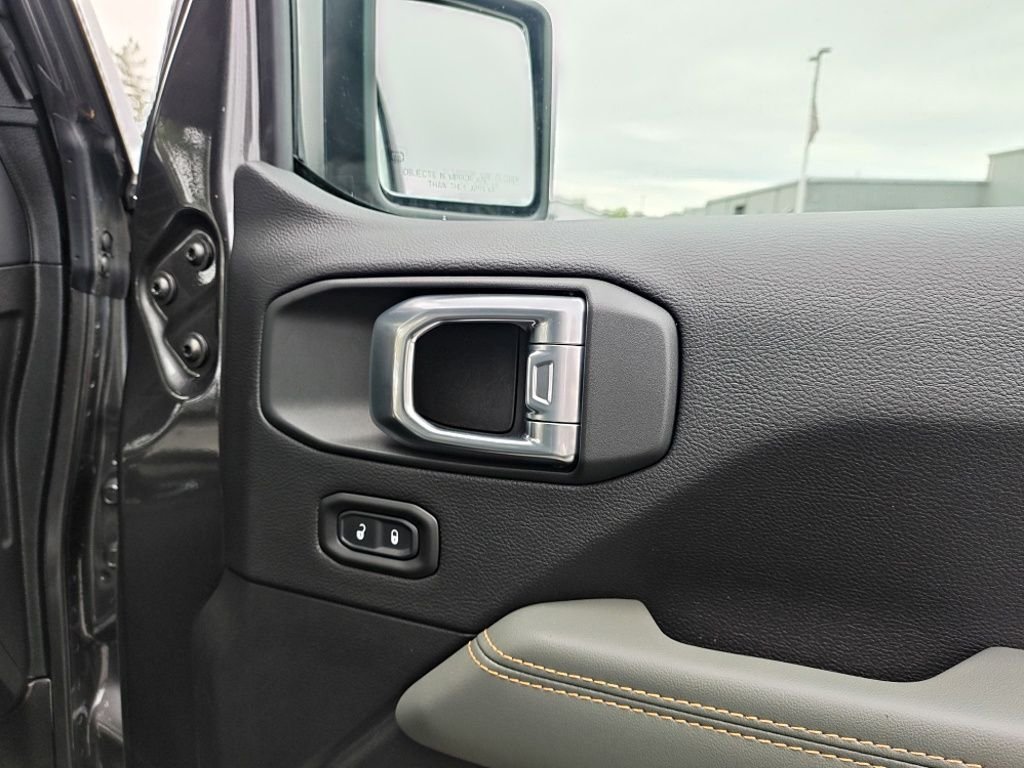 New 2026 Granite Crystal Metallic Clear-Coat Exterior Paint Jeep Mojave X image 38