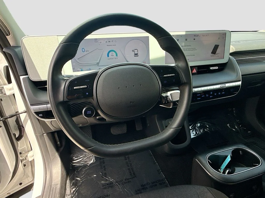 Used 2023 White Hyundai SE image 11