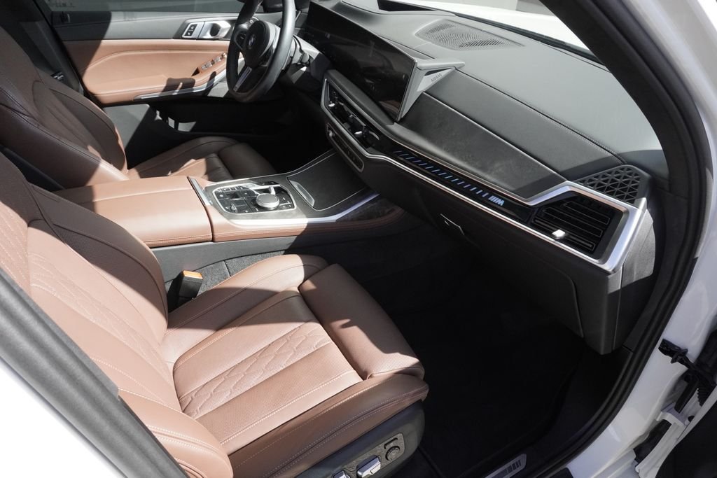 Used 2025 White BMW M60i image 22