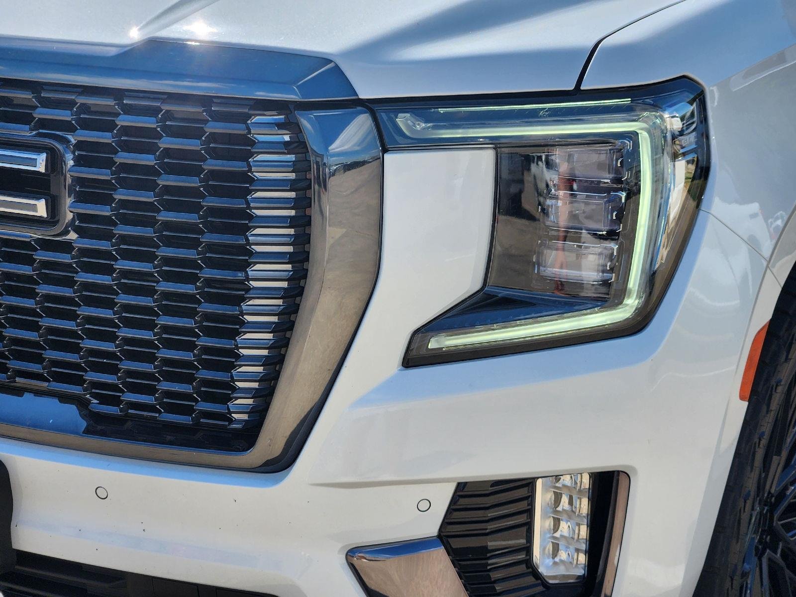 Used 2024 White Frost Tricoat GMC Denali Ultimate image 7