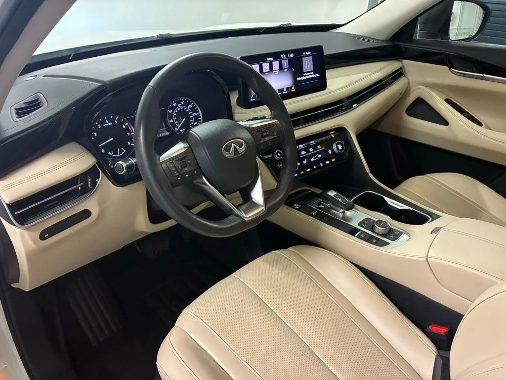 Used 2025 Glacier White INFINITI PURE image 4