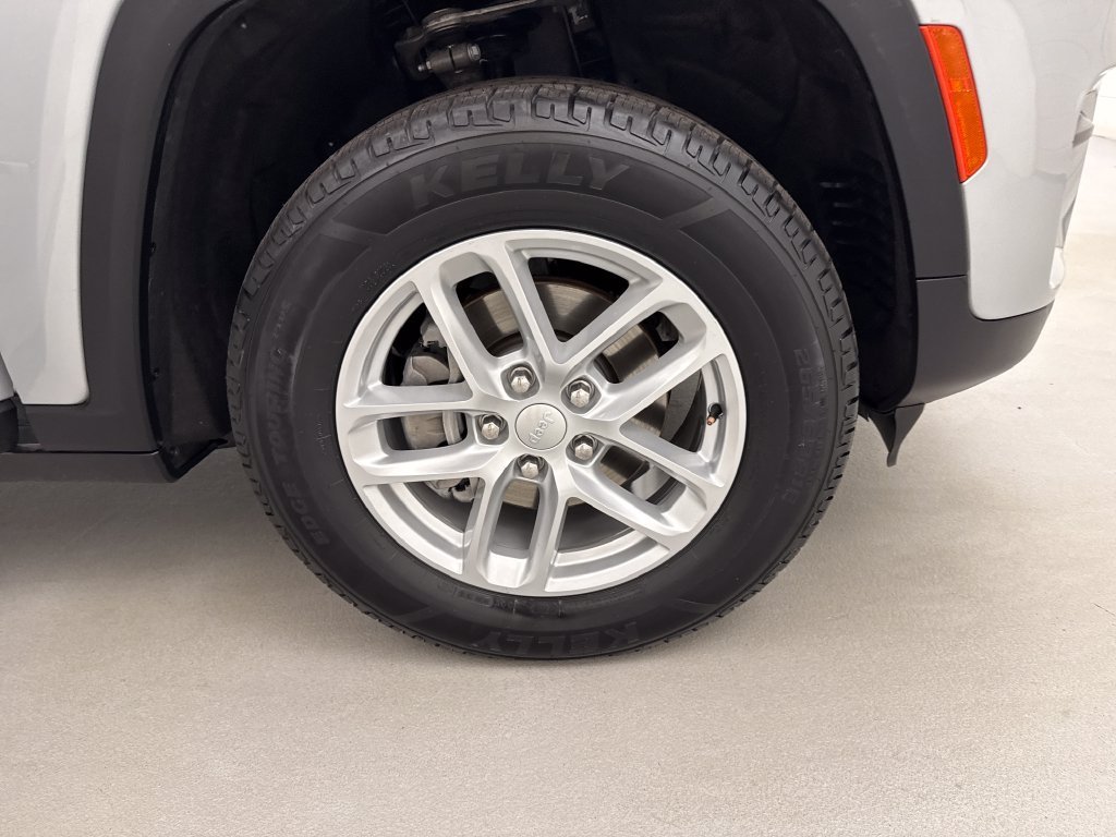 Used 2023 Silver Jeep Laredo image 25