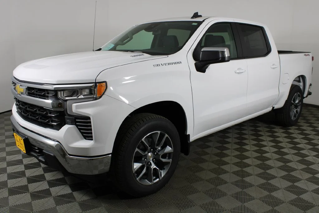 New 2026 Summit White Chevrolet LT (2FL) image 3