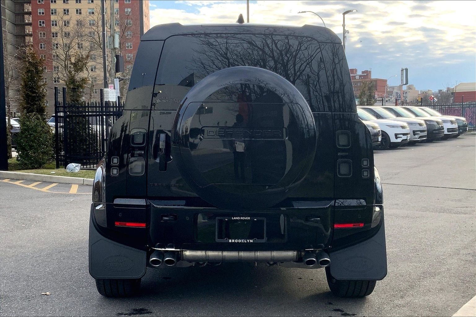 New 2026 Santorini Black Land Rover V8 image 4