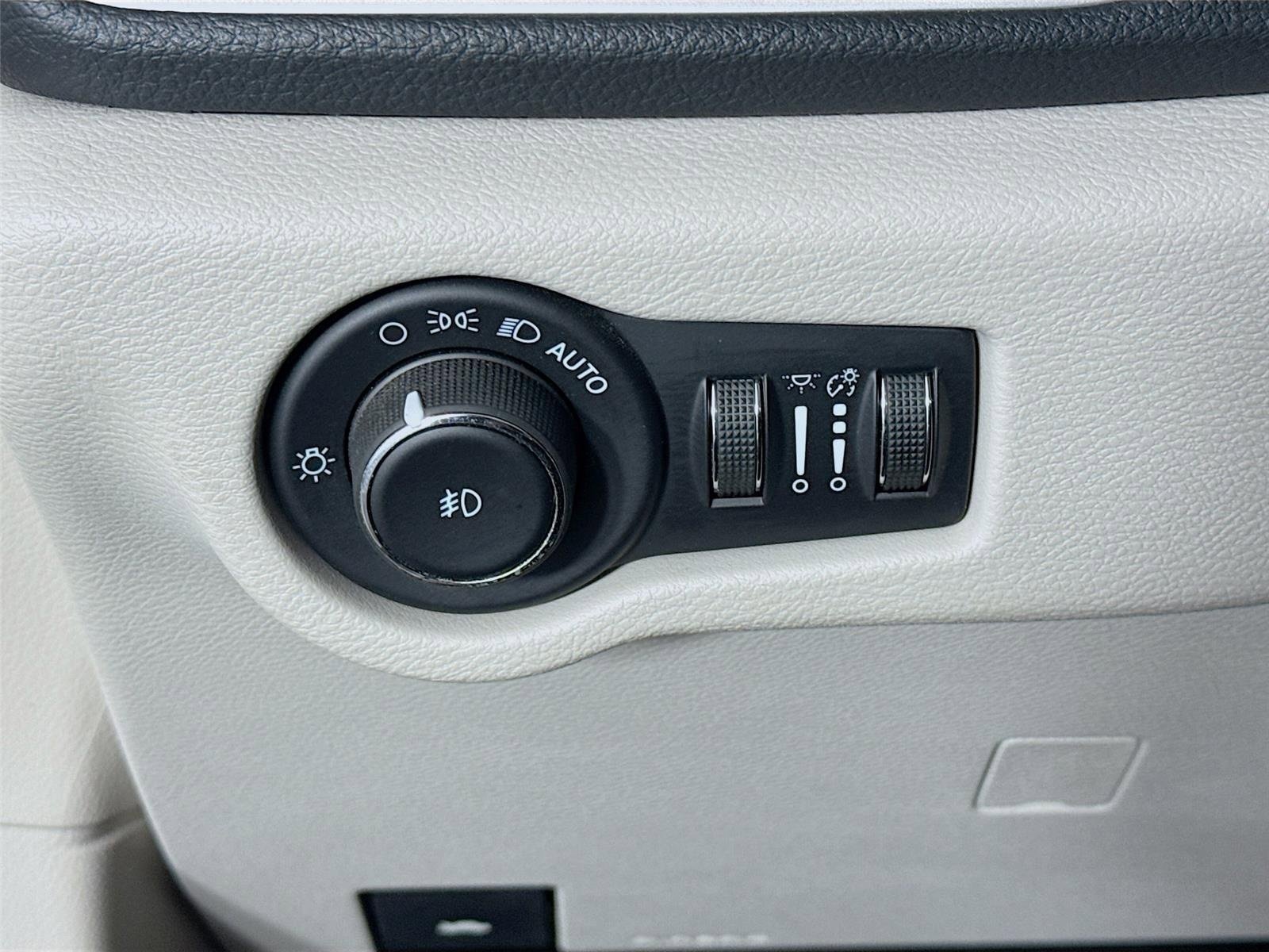 Used 2021 Bright White Clearcoat Chrysler Touring image 10