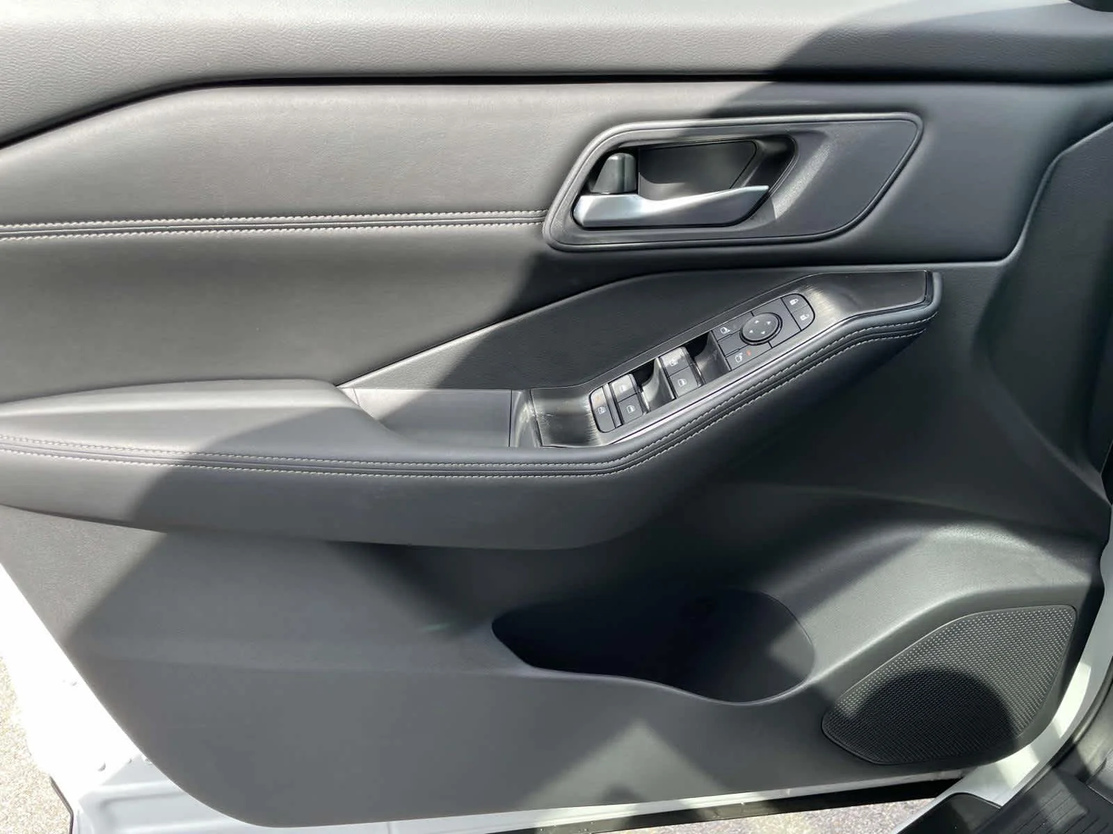 New 2026 Everest White Pearl Tricoat Nissan Dark Armor image 29