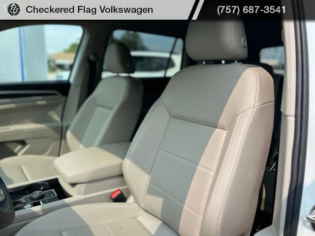 Used 2023 Pure White Volkswagen 3.6L V6 SE w/Technology image 19