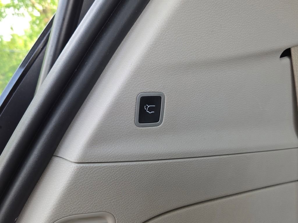 Used 2018 Gray Chrysler Touring L Plus image 16
