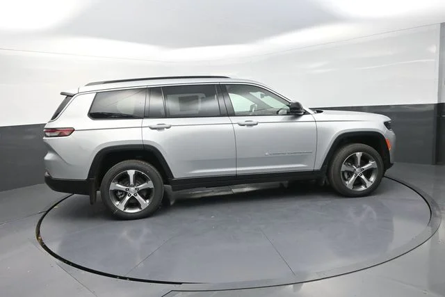 New 2026 Silver Zynith Exterior Paint Jeep Limited image 10
