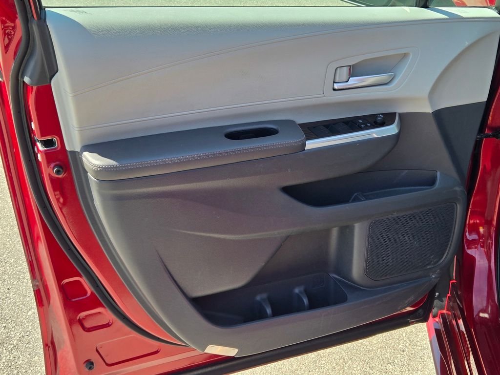 2023 Toyota Sienna XLE - Photo 28