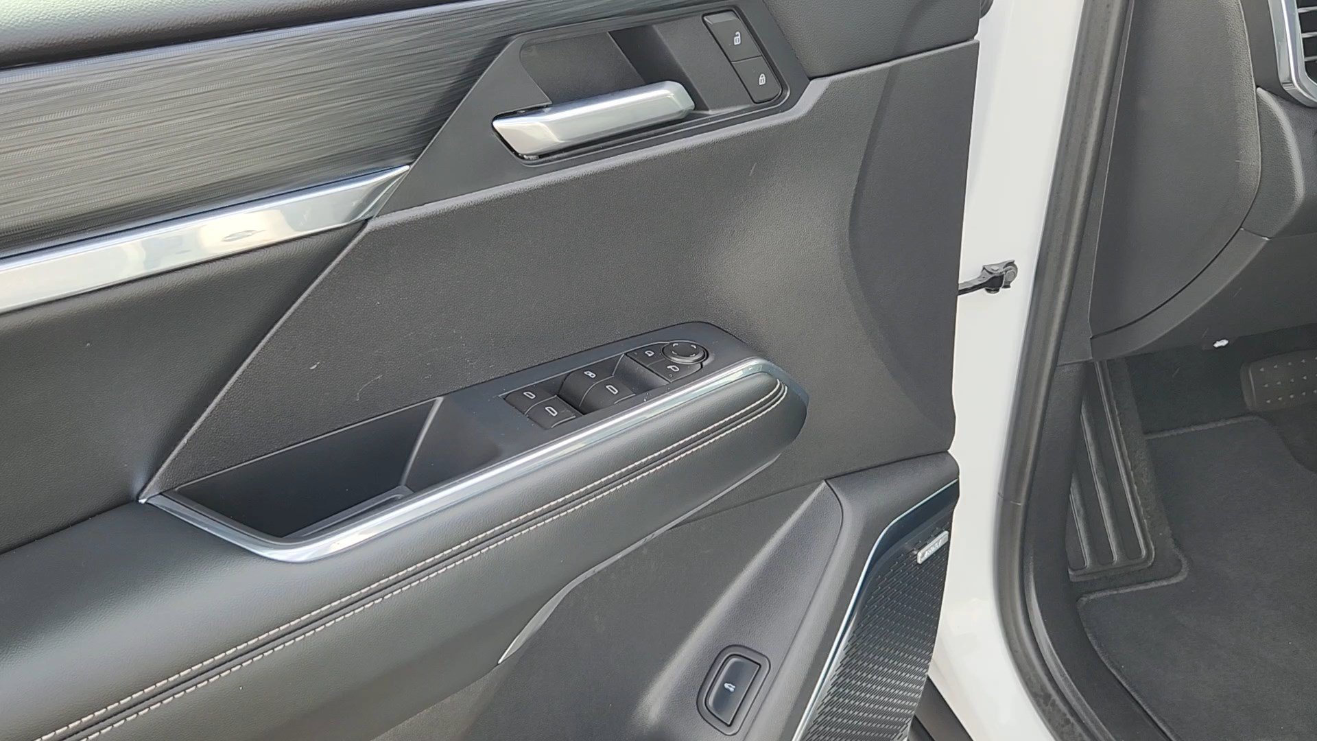Used 2026 Summit White GMC AWD Elevation image 7