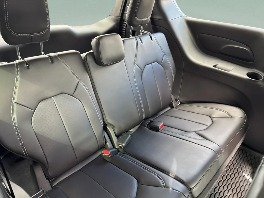 New 2026 Diamond Black Crystal Pearl-Coat Exterior Paint Chrysler Select image 35