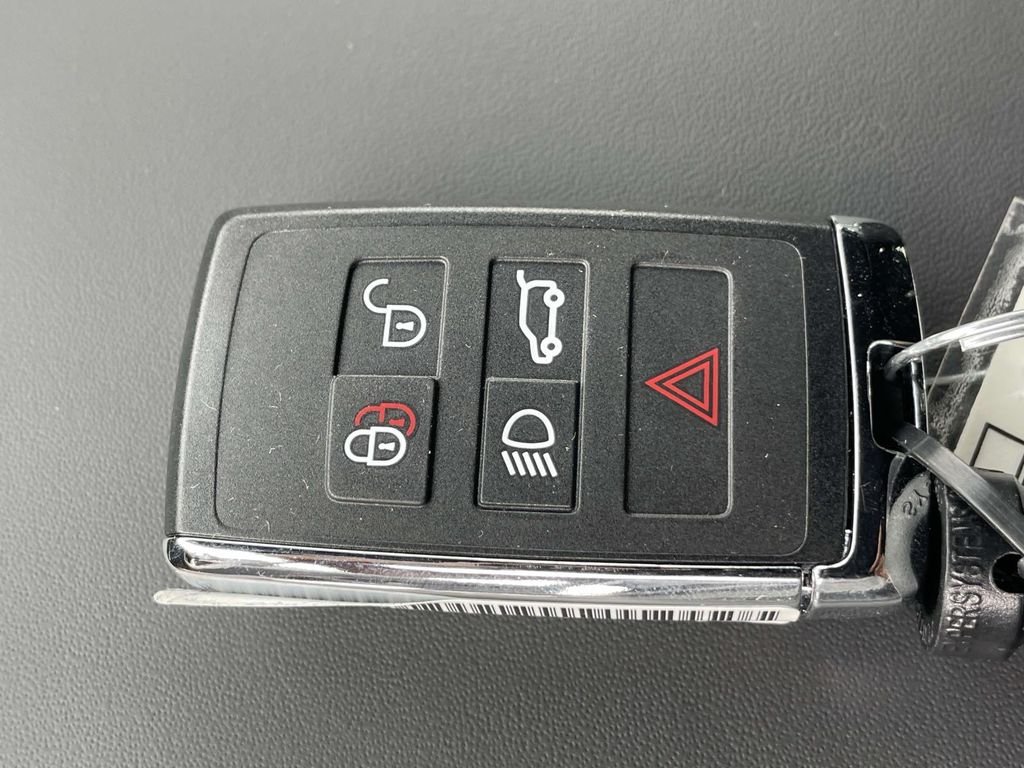 New 2026 Fuji White Land Rover Dynamic SE image 42