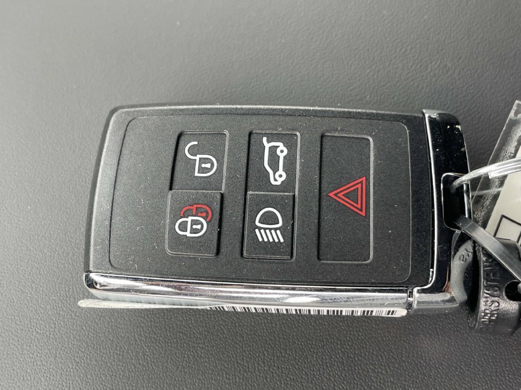 New 2026 Fuji White Land Rover Dynamic SE image 42
