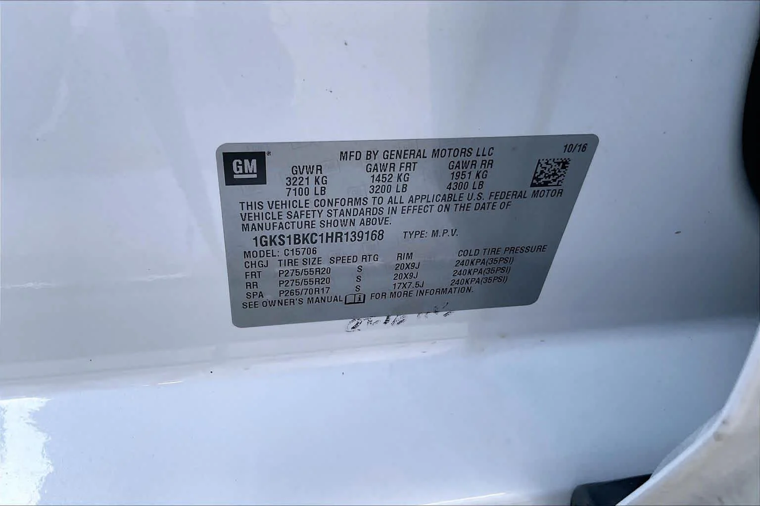 Used 2017 White Frost Tricoat GMC SLT image 33
