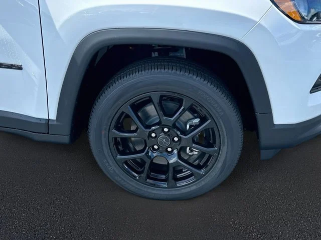 New 2026 Bright White Clearcoat Jeep Latitude image 29