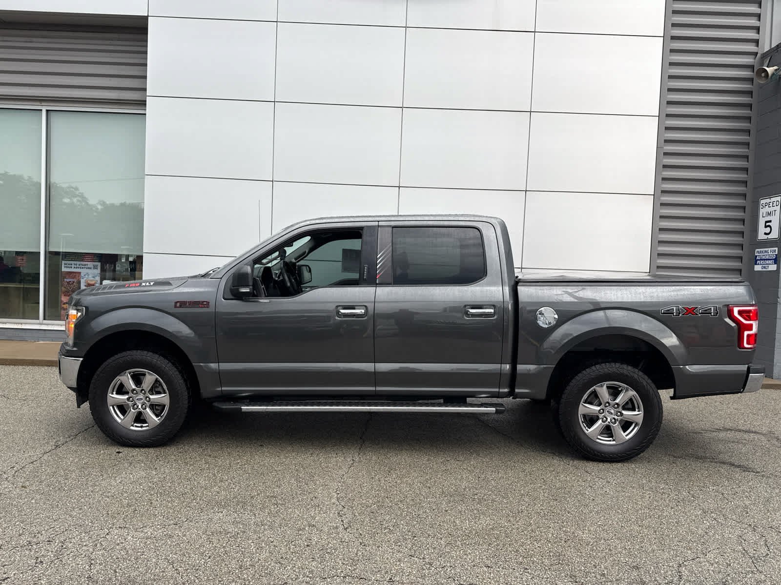 Used 2018 Magnetic Metallic Ford XLT image 15