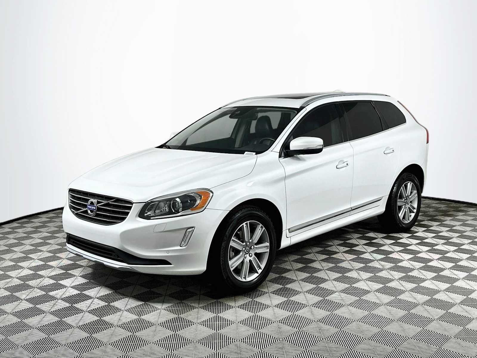 Used 2017 Crystal White Pearl Metallic Volvo Inscription image 3