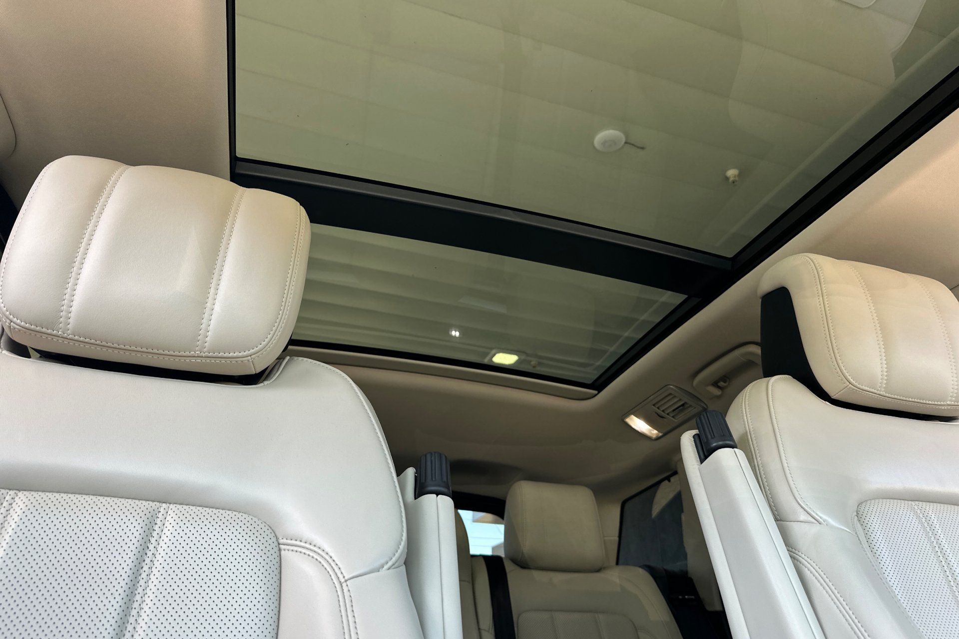 Used 2022 Fuji White Land Rover HSE Silver Edition image 19