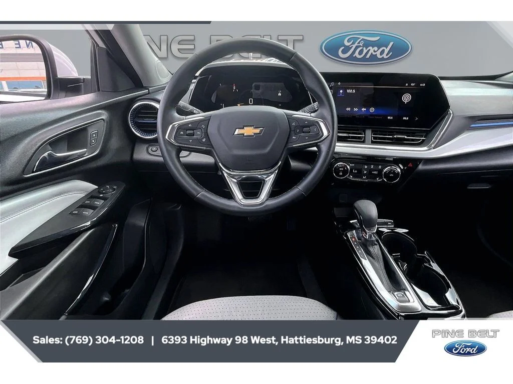 Used 2025 Summit White Chevrolet LT image 5
