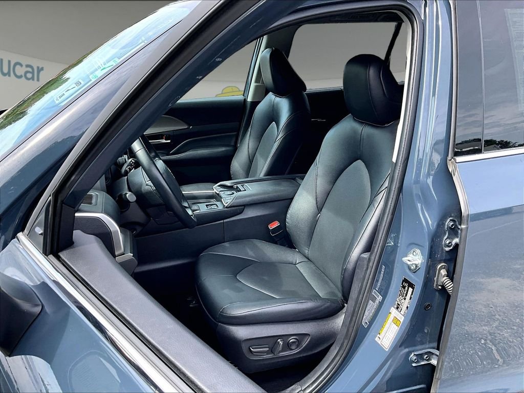 Used 2025 White Toyota XLE image 10