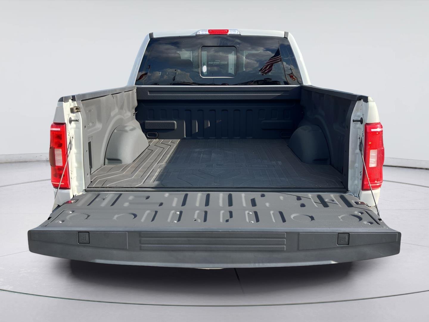 Used 2023 Avalanche Gray Ford XLT image 5