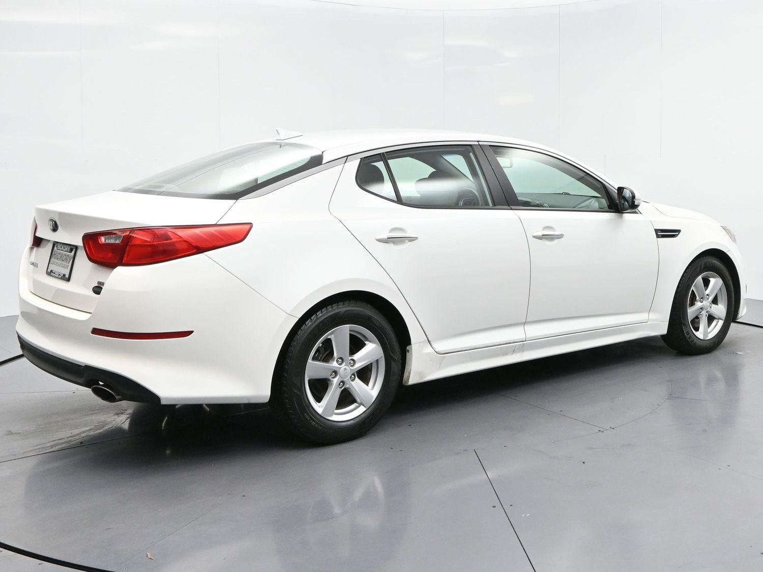 Used 2015 Snow White Pearl Kia LX image 7