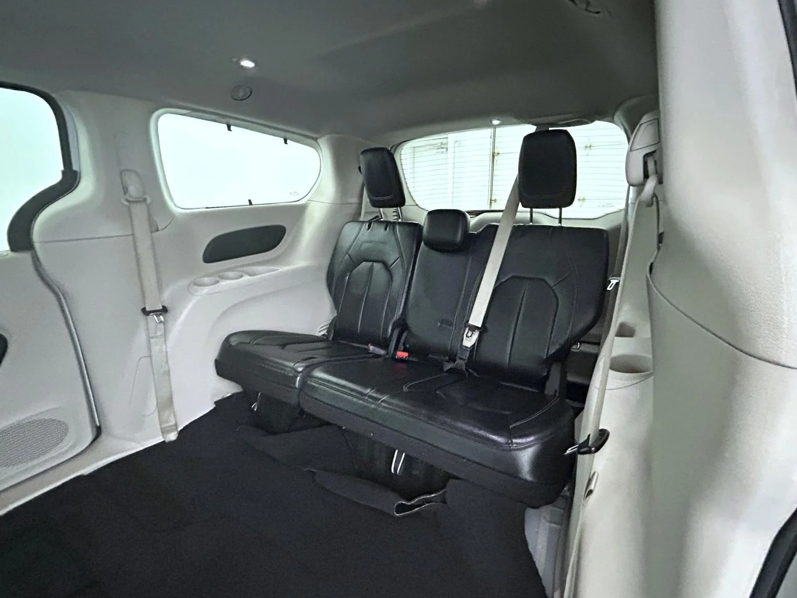 Used 2022 White Chrysler Touring L image 18