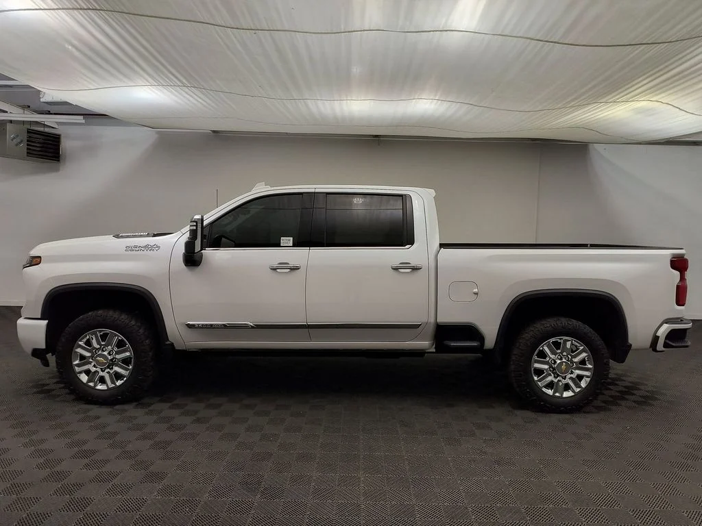 Used 2024 Iridescent Pearl Tricoat Chevrolet High Country image 2