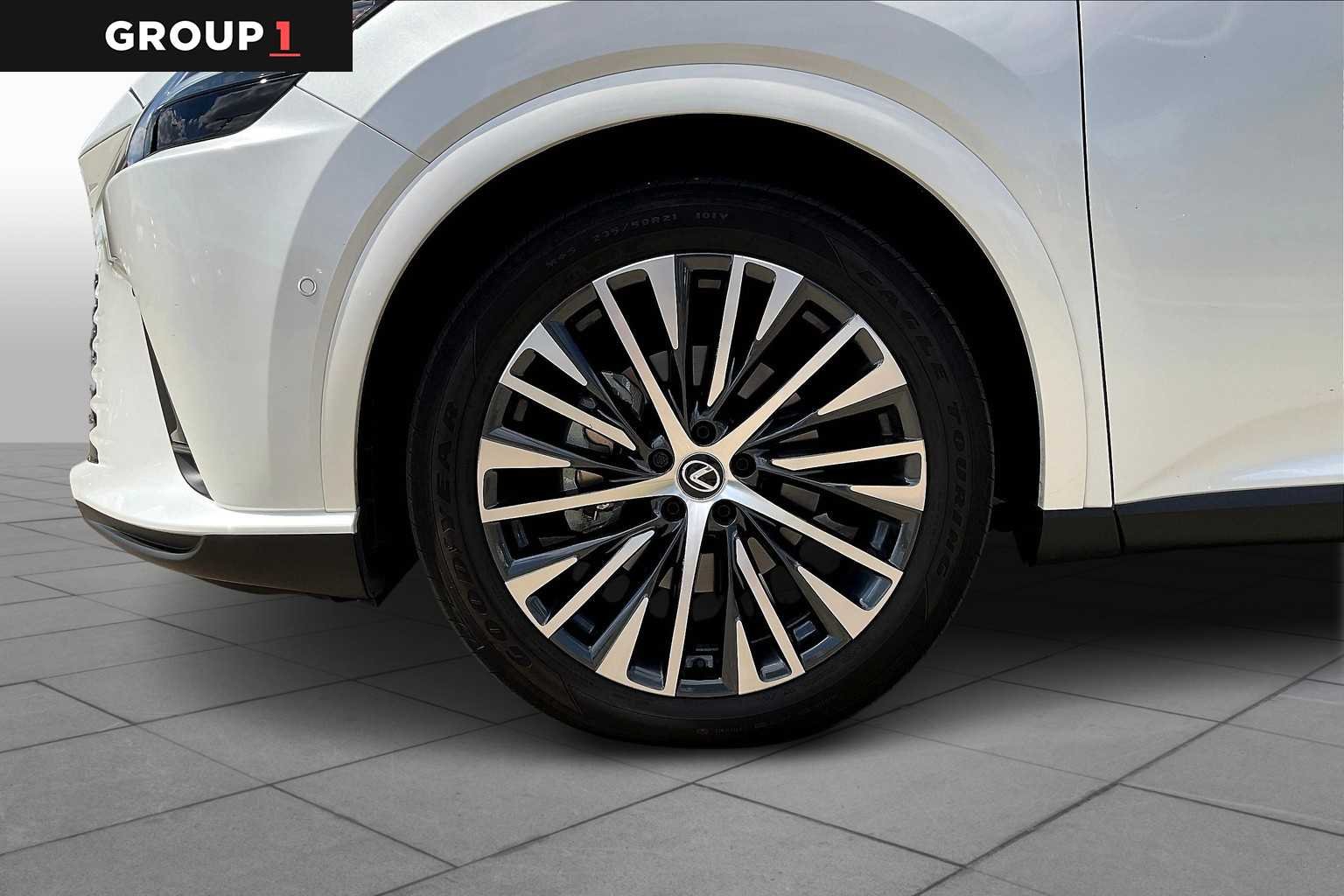 Used 2025 Eminent White Pearl Lexus Premium Plus image 8