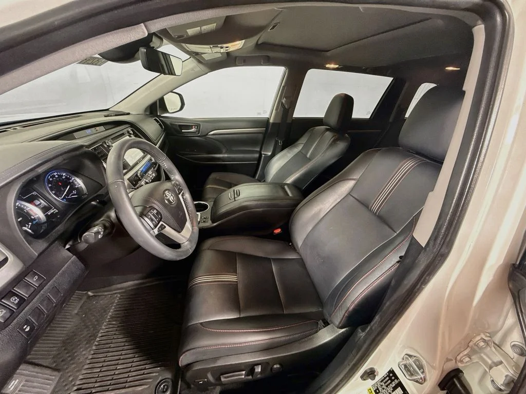 Used 2019 Blizzard Pearl Toyota SE image 19