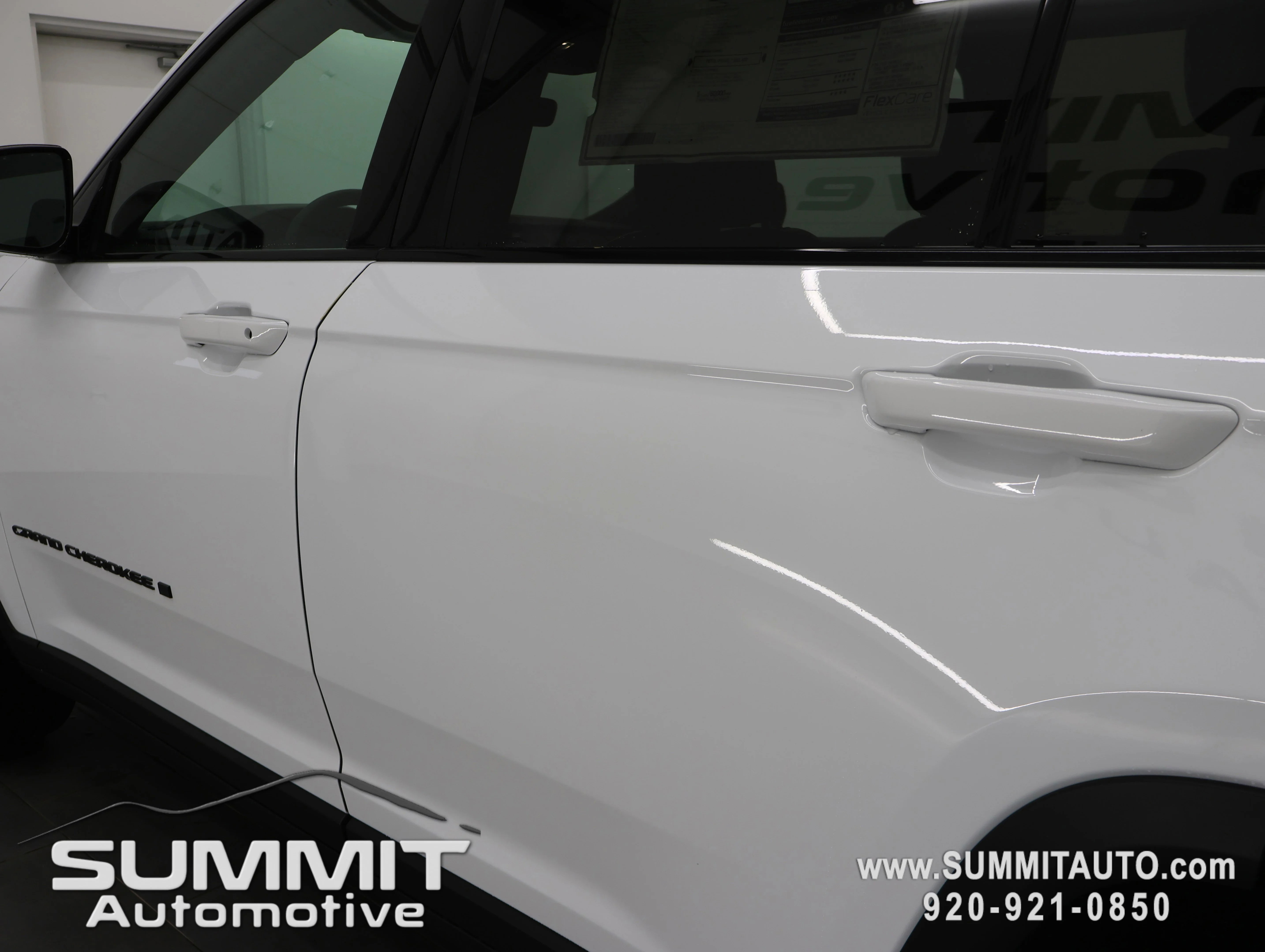 New 2026 Bright White Clear-Coat Exterior Paint Jeep Limited image 33