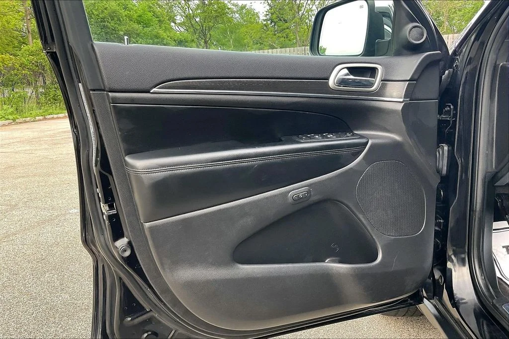 Used 2018 Black Jeep Limited image 22