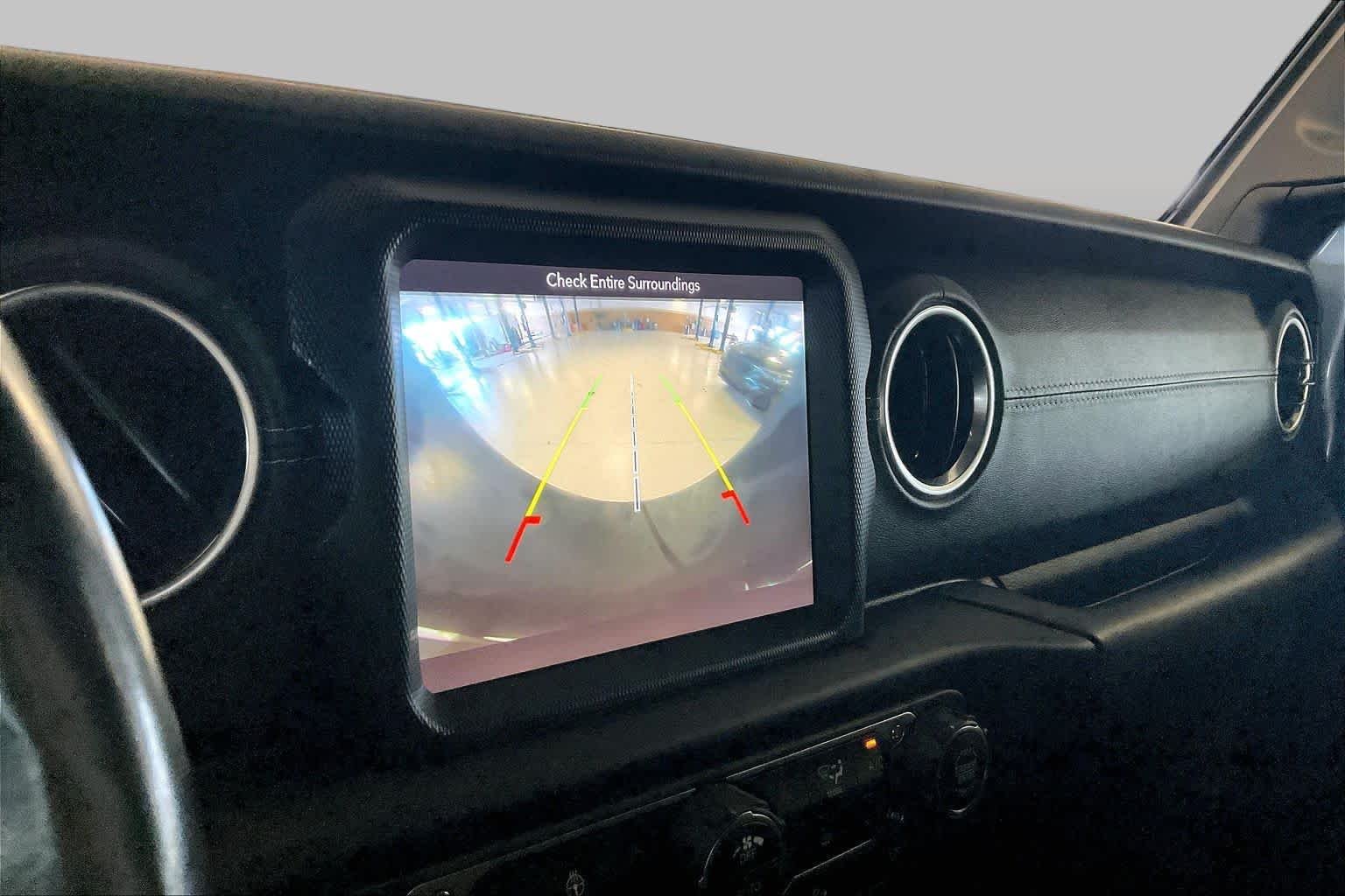 Used 2019 Billet Silver Metallic Clearcoat Jeep Sahara image 27