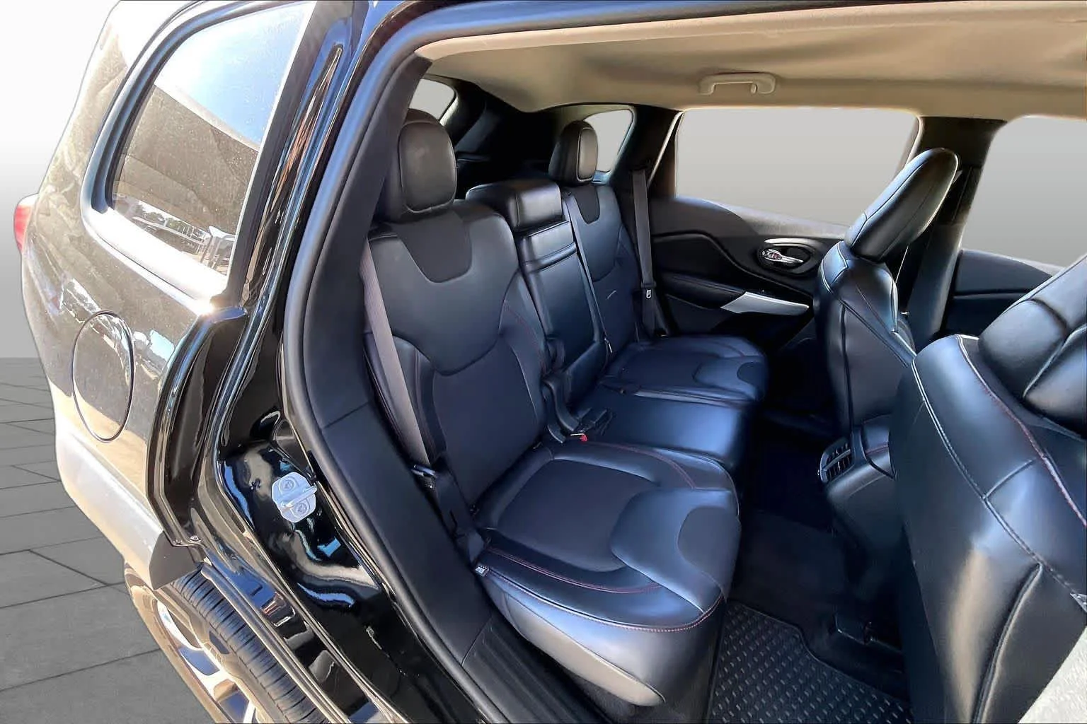 Used 2018 Diamond Black Crystal Pearlcoat Jeep Trailhawk image 19