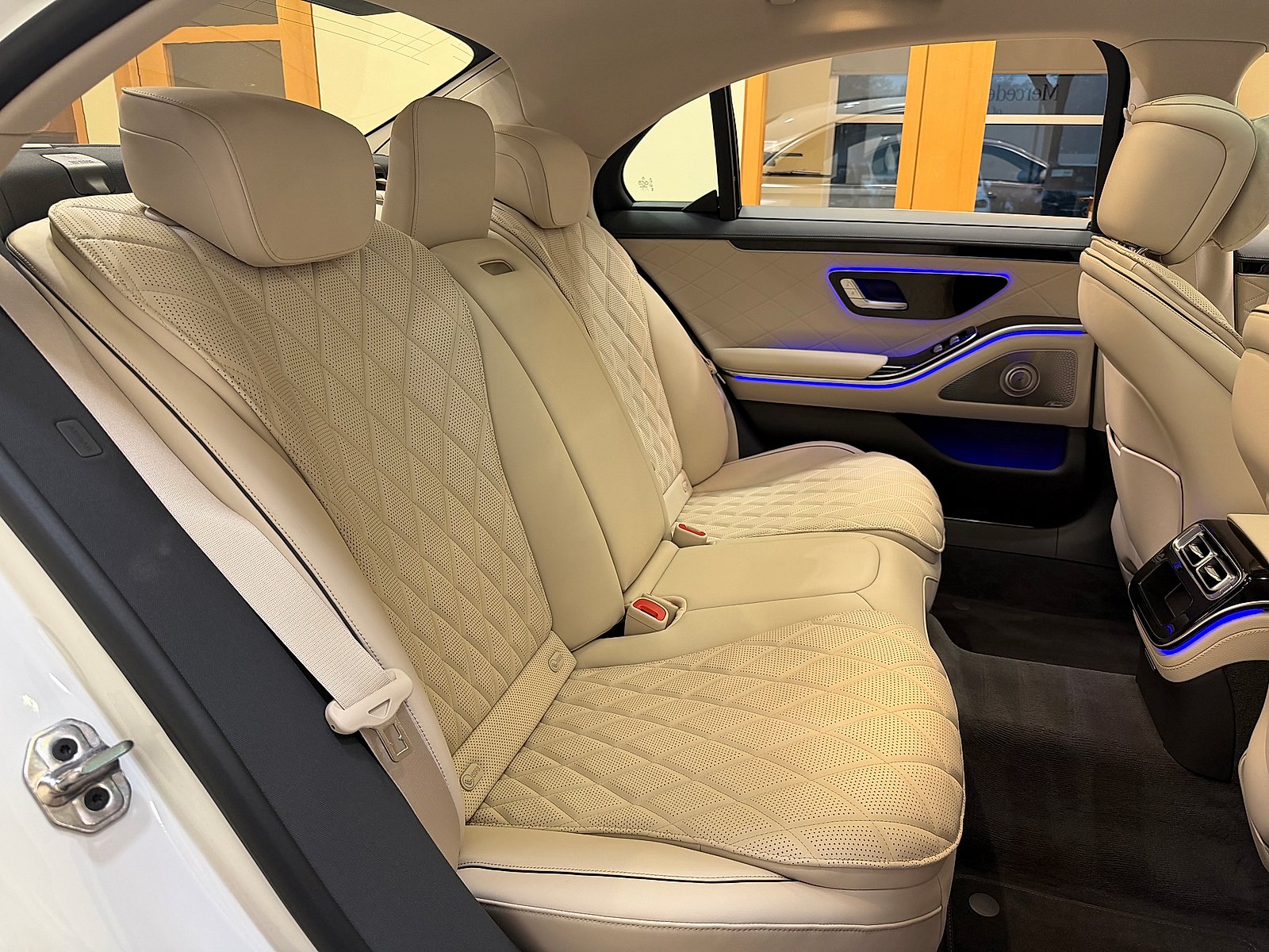 Certified Used 2026 MANUFAKTUR Moonlight White Metallic Mercedes-Benz 4MATIC® image 14