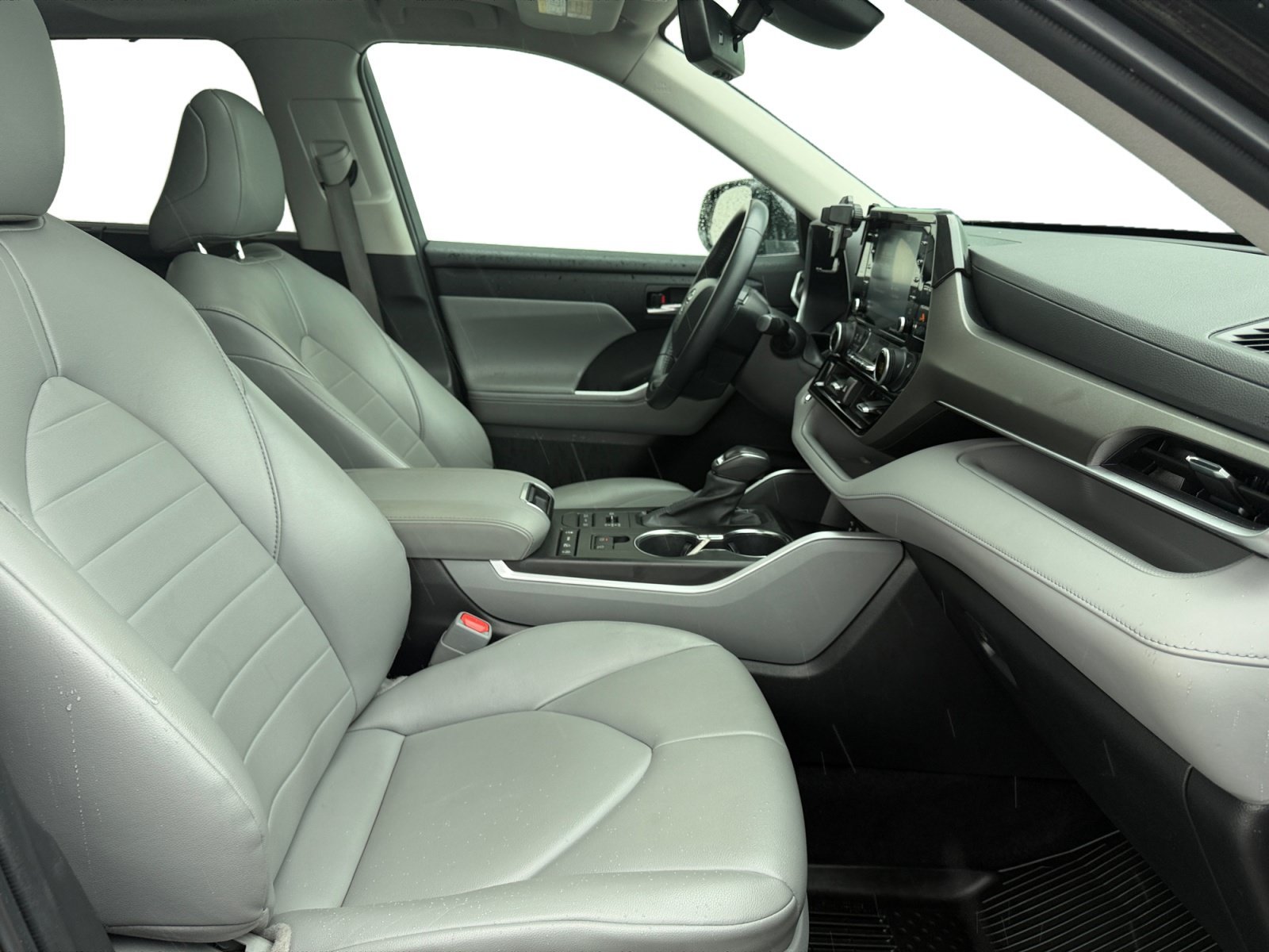 Used 2022 Amber Toyota XLE image 30