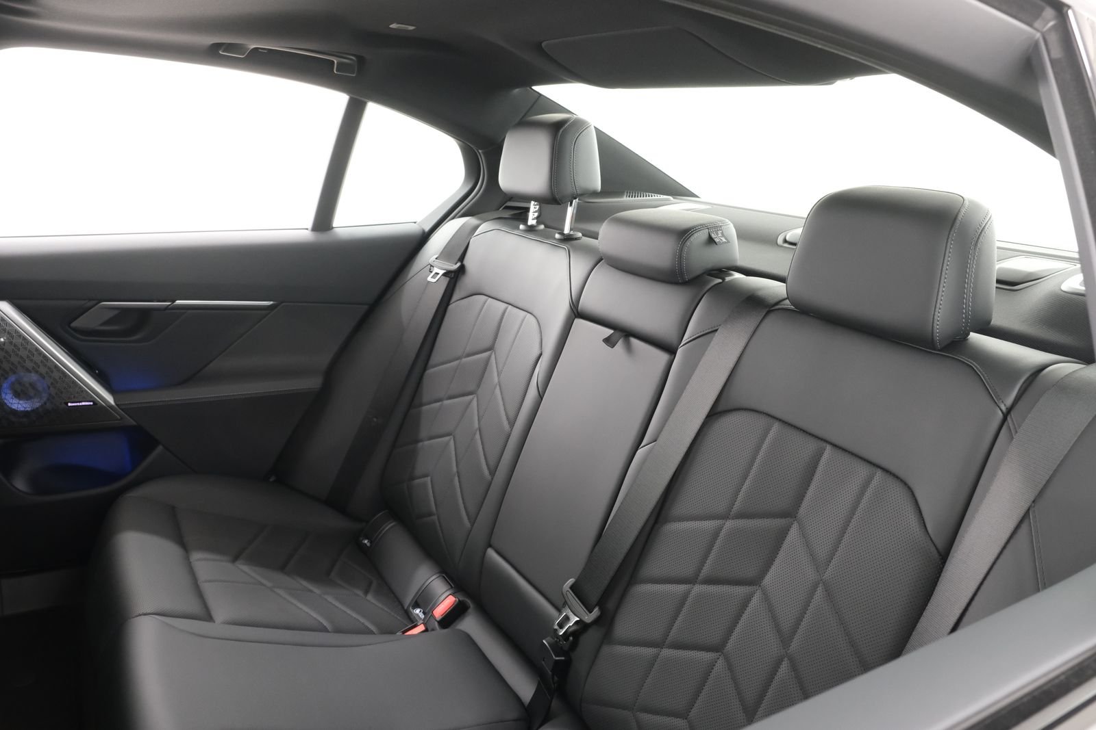 2025 BMW i5 M60 - Photo 34