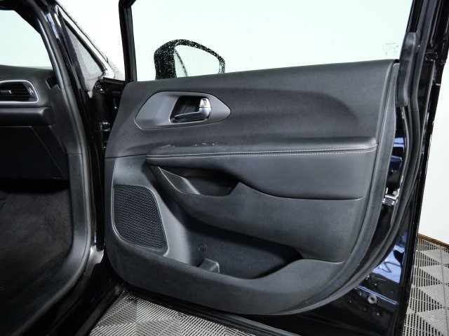 Used 2025 Black Chrysler Select image 9