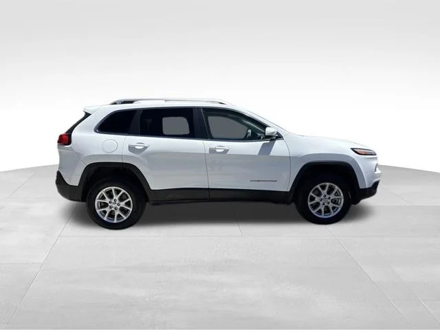 Used 2015 White Jeep Latitude image 8