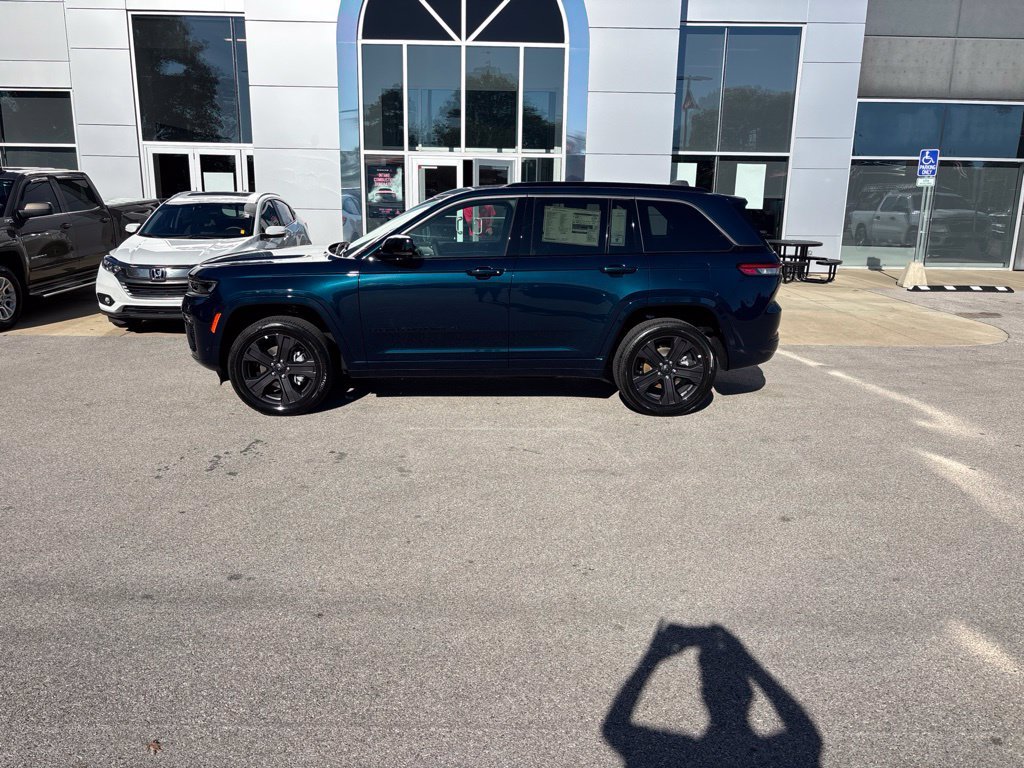 New 2027 Fathom Blue Pearl-Coat Paint Jeep Limited Reserve image 2