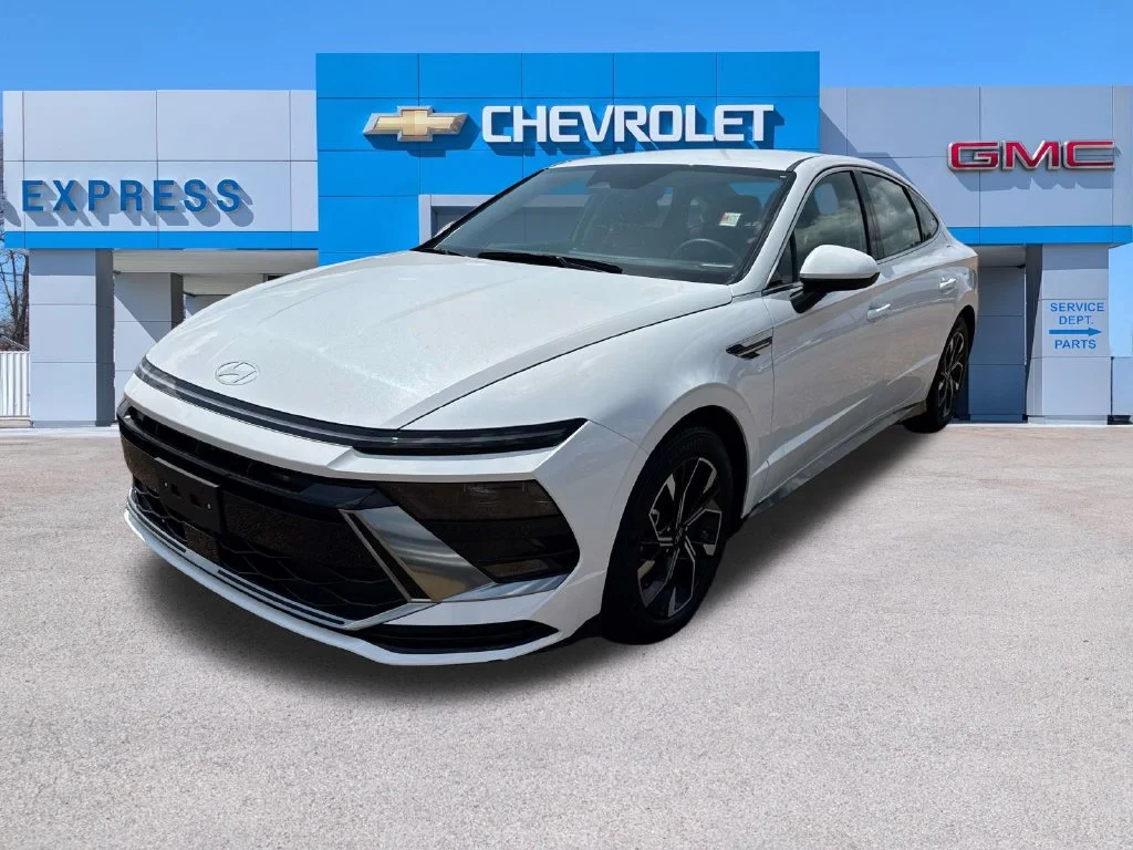 Used 2025 White Hyundai SEL image 3